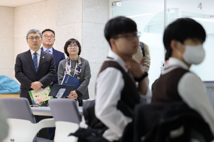 정근식 서울시교육감과 정나미 당곡고등학교 교장이 고교학점제 수업을 참관하고 있다. 서울시교육청 제공