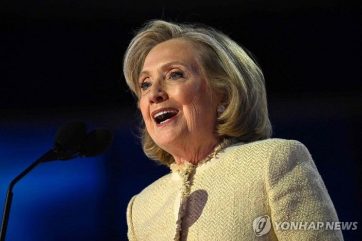 "얼마나 더 멍청해지려고"…힐러리, 트럼프 맹비난