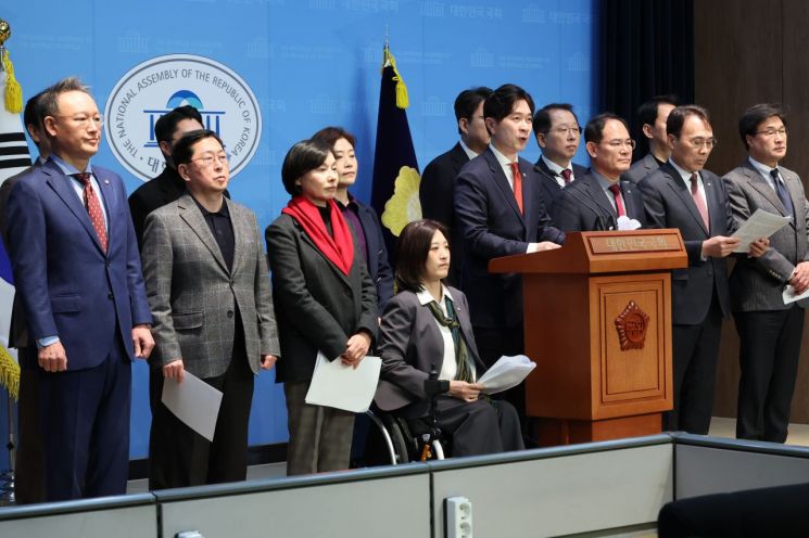 與 초선들 "野 총탄핵 경고는 의회 쿠데타…정당 해산 고려해야"