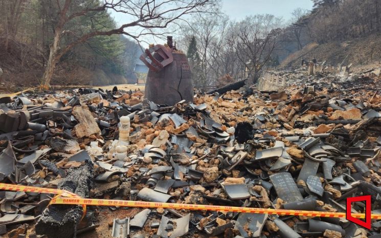 천년 고찰이자 국가 보물인 의성 고운사가 산불 화마에 무너진 모습. 변선진 기자