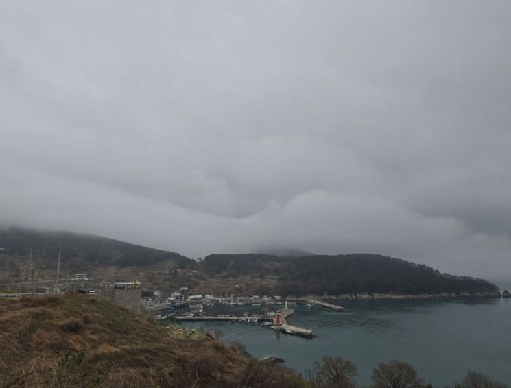 지난 27일 부산 강서구 가덕도 대항전망대에서 내려다본 대항마을 풍경. 최서윤 기자