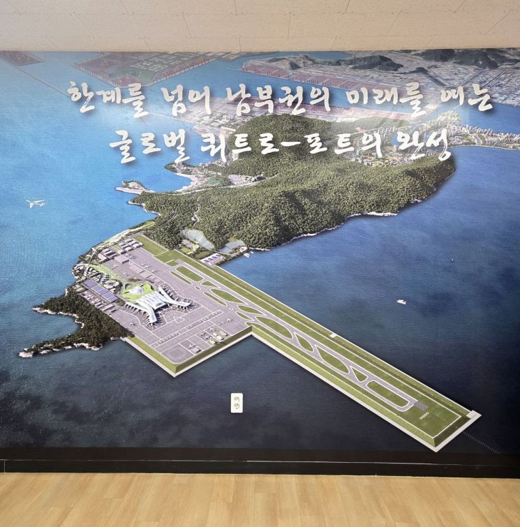 부산 강서구 가덕도신공항건설 현장지원센터 한쪽 벽면에 부착된 신공항 조감도. 활주로와 여객터미널이 인공섬 형태로 배치돼 있고 배후에는 항만과 도시가 연결돼 있다. 신공항은 남부권 관문 공항이자 글로벌 허브로 조성될 예정이다. 최서윤 기자