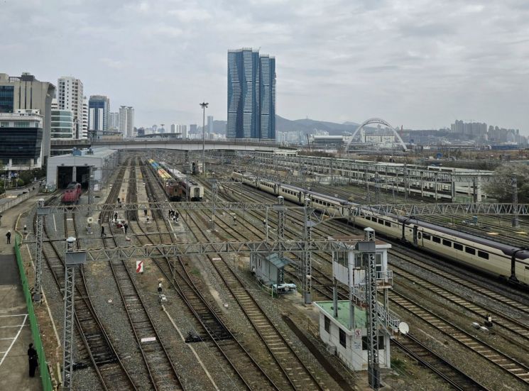 뚝 끊긴 부산, 철길 위에 다시 잇는다…'제2 美허드슨야드' 상업·주거지 조성[르포]