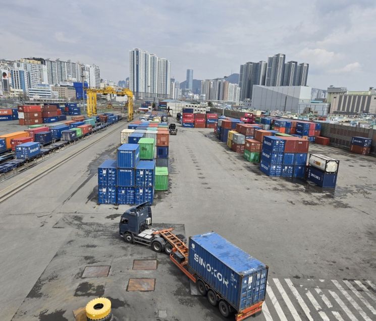 뚝 끊긴 부산, 철길 위에 다시 잇는다…'제2 美허드슨야드' 상업·주거지 조성[르포]