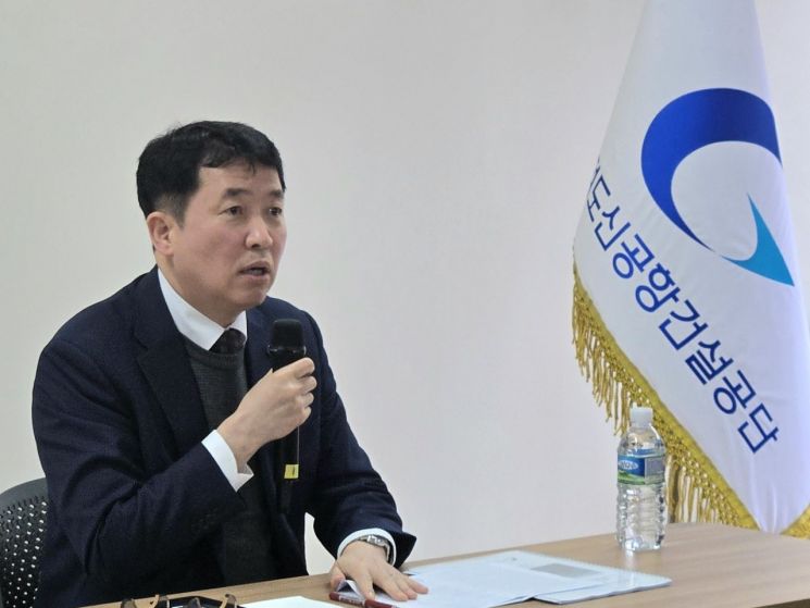 이윤상 가덕도신공항건설공단 이사장이 지난 27일 부산 강서구 가덕도신공항건설 현장지원센터에서 기자 간담회를 열고 발언하고 있다. 최서윤 기자
