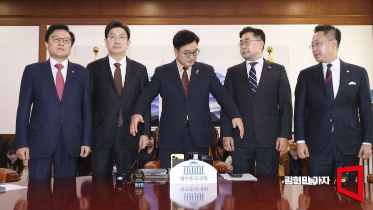 우원식 국회의장과 양당 원내대표가 31일 국회에서 회동하고 있다. 왼쪽부터 박형수 국민의힘 원내수석부대표, 권성동 원내대표와 우 의장, 박찬대 더불어민주당 원내대표, 박성준 원내수석부대표. 2025.3.31 김현민 기자