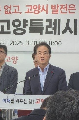 이동환 고양특례시장은 31일 긴급 기자회견을 열고 추가경정예산을 비롯한 고양시의회의 예산 삭감을 정면으로 비판하고 있다. 이종구 기자