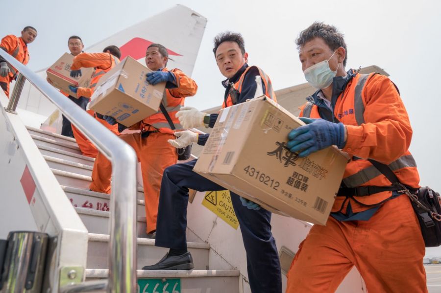 2025年3月30日，在中国西南部云南省昆明的昆明长水国际机场，工作人员正在将救援物资装载上包机。新华社供图