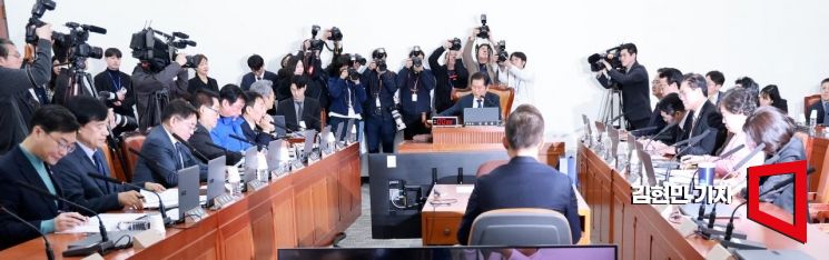 [포토] 의사봉 두드리는 정청래 법사위원장