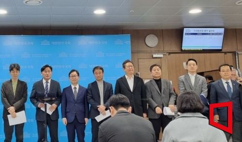 더불어민주당 '전정권정치탄압대책위원회' 위원들이 31일 오후 국회 소통관에서 기자회견을 연 뒤 취재진과 만나고 있다. 문혜원 아시아경제 기자