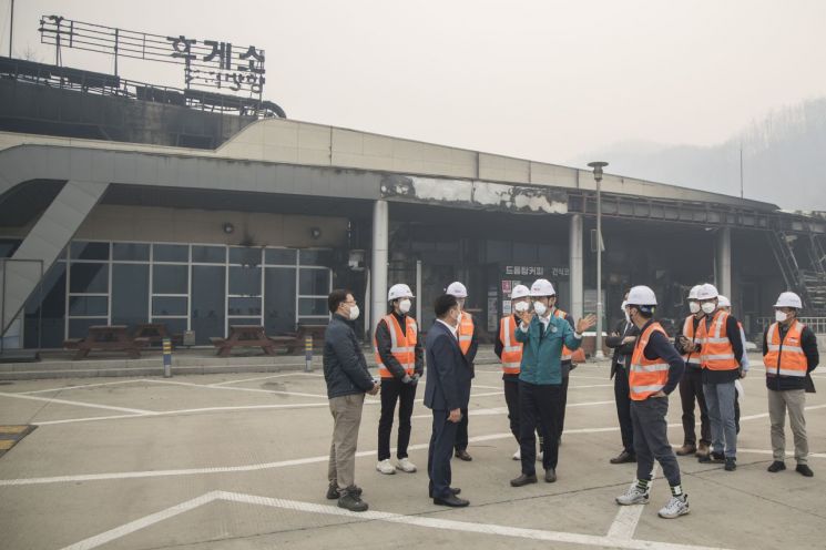 최근 함진규 한국도로공사 사장(가운데, 녹색 상의)이 청송휴게소(영덕방향)를 찾아 긴급 현장 점검을 하고 있다. 한국도로공사 제공