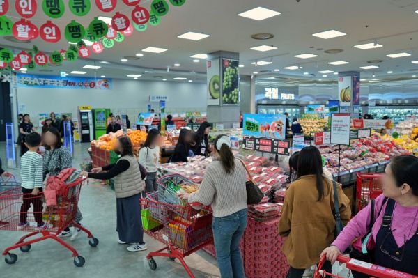 롯데마트, '땡큐절' 2주차…"전복 한 마리 900원·사과 30%↓"