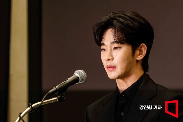최근 불거진 사생활 논란에 대해 침묵을 지켜왔던 배우 김수현이 지난3월31일 서울 마포구 스탠포드호텔에서 입장발표를 하고 있다. 강진형 기자