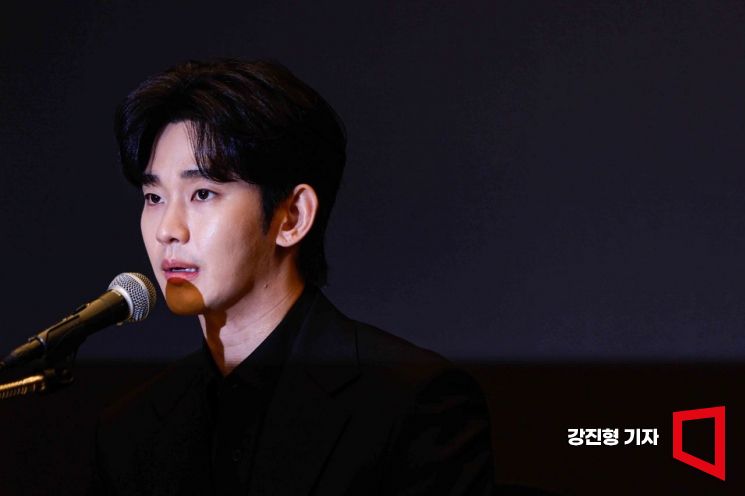 최근 불거진 사생활 논란에 대해 침묵을 지켜왔던 배우 김수현이 31일 서울 마포구 스탠포드호텔에서 입장발표를 하고 있다. 강진형 기자