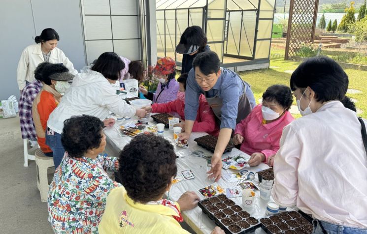 곡성군은 내달 3일부터 농업기술센터 실증포에서 치매·우울증 환자를 대상으로 농업·농촌 자원을 활용해 정신·육체적 건강을 유지·증진·회복하는 치유프로그램을 운영한다. 곡성군 제공