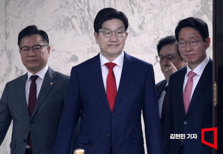 4月1日，在国会出席院内对策会议的国民力量党院内代表Kwon Seongdong。2025年4月1日 记者 Kim Hyunmin