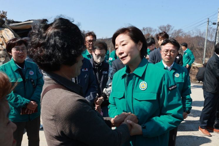 오영주 장관, 산불 피해 현장 방문해 애로 청취
