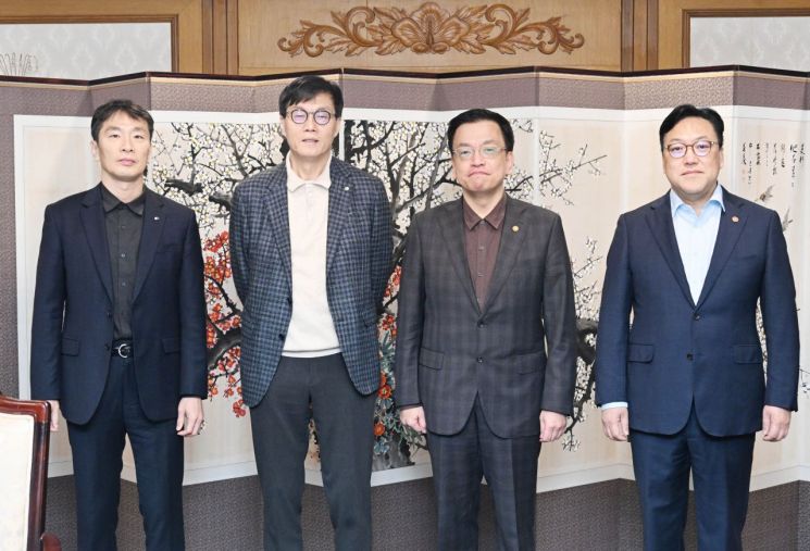 지난달 7일 정부서울청사에서 열린 F4 회의. 왼쪽부터 이복현 금융감독원장, 이창용 한국은행 총재, 최상목 경제부총리 겸 기획재정부 장관, 김병환 금융위원장. 연합뉴스