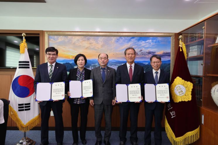 합천군의회 2024 회계연도 결산검사 위원 선임 단체 사진.