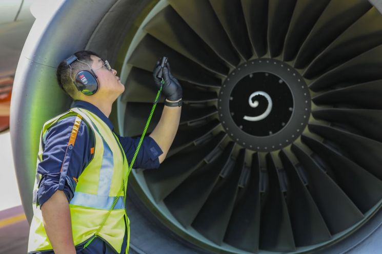 제주항공 직원이 항공기 엔진을 점검하고 있다. 제주항공 제공