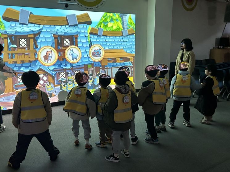 도서관서 동화 속 주인공이 돼볼까?… 양산시립영어도서관, 체험형 동화구연 새단장