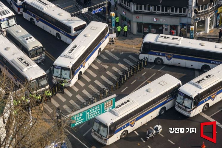 [포토] 차벽으로 가로 막힌 안국역 네거리
