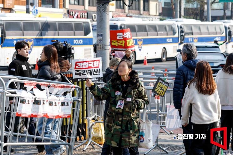 [포토] 안국역 인근 탄핵 찬반 세력 피켓 시위 이어져