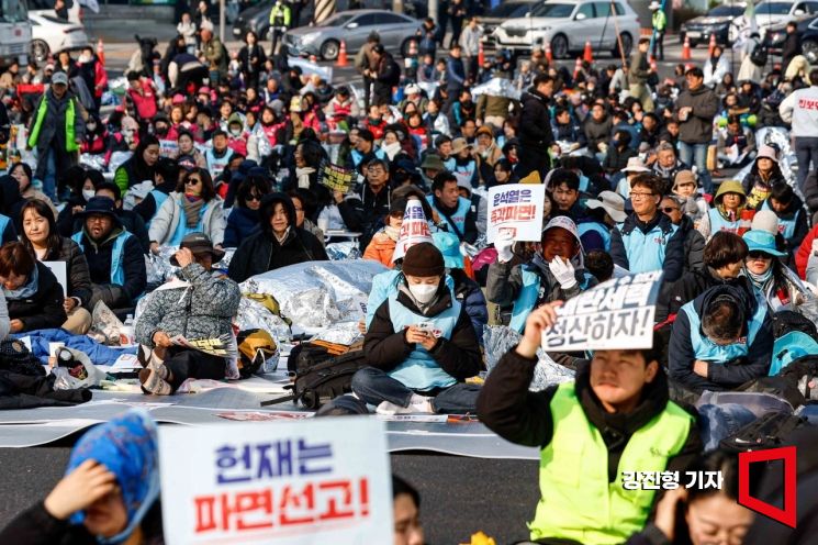 [포토] 탄핵 촉구 철야 농성 이어가는 진보단체