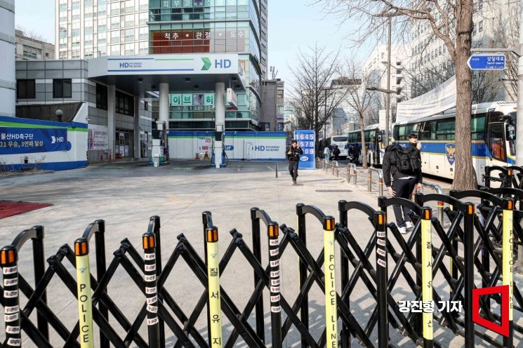 [포토] 임시 휴업 나선 헌법재판소 인근 주유소