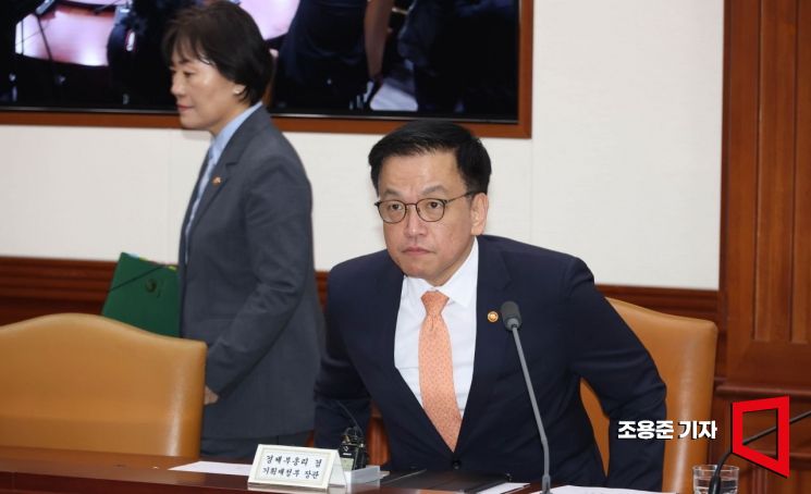 [포토] 경제장관회의 참석하는 최상목 부총리