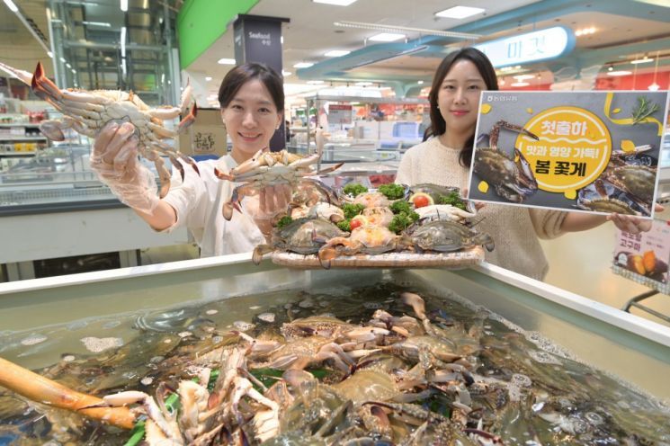 [포토]하나로마트 "제철 수산물 암꽃게 들여가세요"