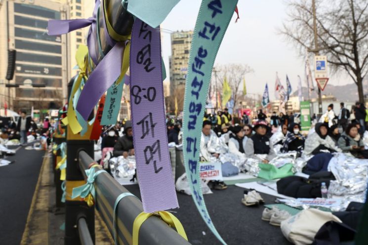 尹 탄핵 앞두고…“신속한 파면” 외친 변호사 27명