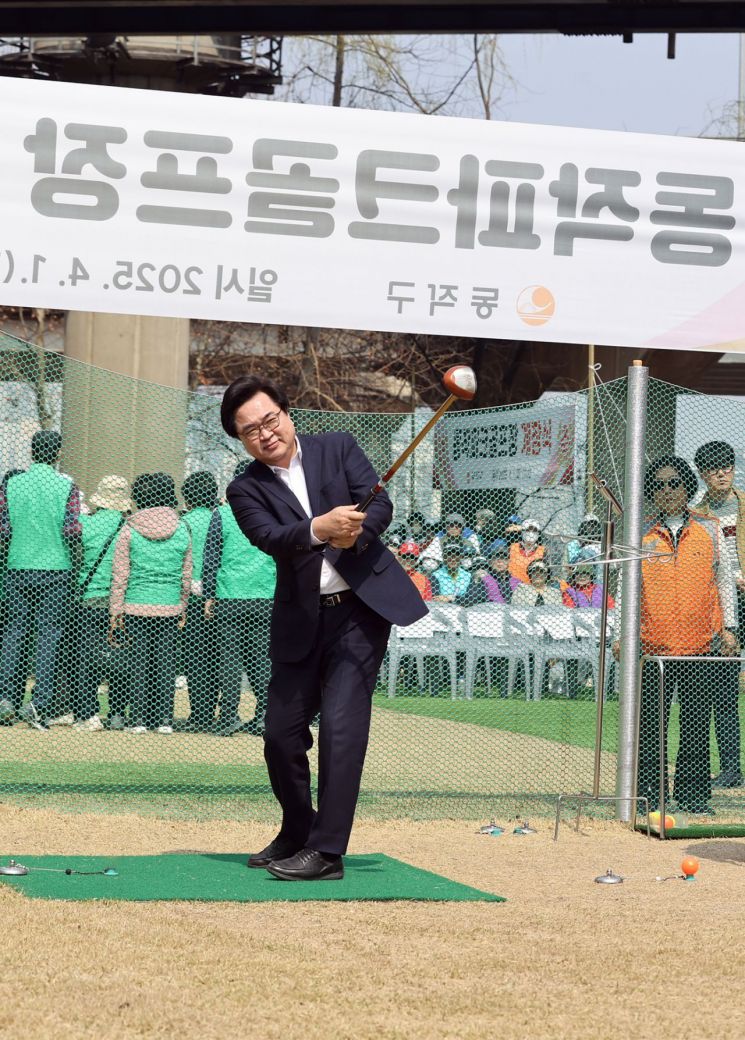 ‘이용료 2000원’ 동작역 초역세권 ‘파크골프장’ 문 열어
