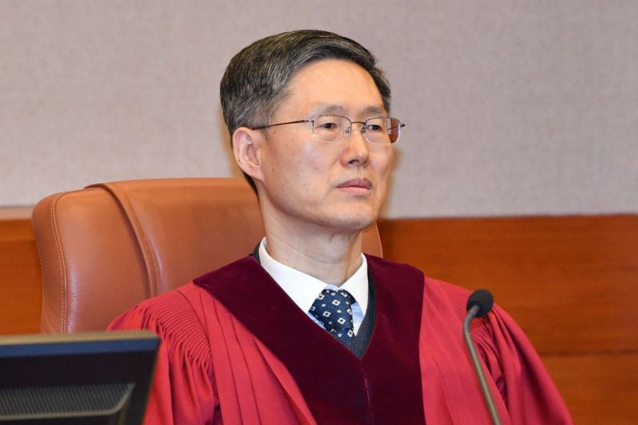 문형배 헌법재판소장 권한대행(왼쪽)과 이미선 헌법재판관이 헌법재판소에서 열린 윤석열 대통령 탄핵심판 변론기일에 참석하고 있다. 사진공동취재단