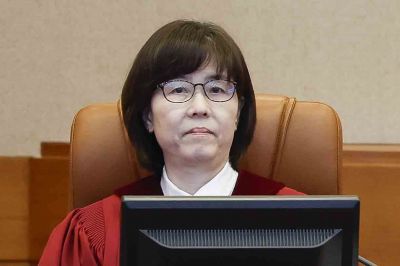 문형배 헌법재판소장 권한대행(왼쪽)과 이미선 헌법재판관이 헌법재판소에서 열린 윤석열 대통령 탄핵심판 변론기일에 참석하고 있다. 사진공동취재단