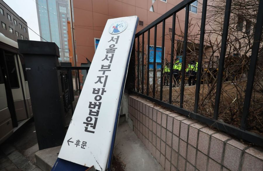 윤석열 대통령이 내란 우두머리 혐의로 구속되자 일부 지지자들이 서울서부지방법원 내부로 난입해 불법폭력사태를 일으킨지 하루가 지난 20일 오전 서울 마포구 서부지법이 파손 된 흔적이 그대로 남아 있다. 조용준 기자