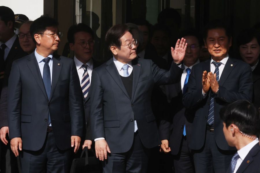 이재명 더불어민주당 대표가 26일 서울고등법원에서 열린 공직선거법 위반 사건 항소심에서 무죄를 선고받은 뒤 지지자들을 향해 인사하고 있다. 사진공동취재단