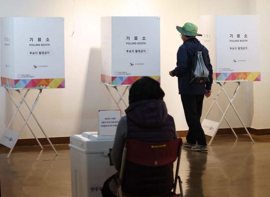 4·2 부산시교육감 재선거 투표날인 2일 오전 부산 수영구생활문화센터 2층 바다갤러리에 마련된 광안제2동 제2투표소에서 시민들이 소중한 한표를 행사하고 있다. 연합뉴스