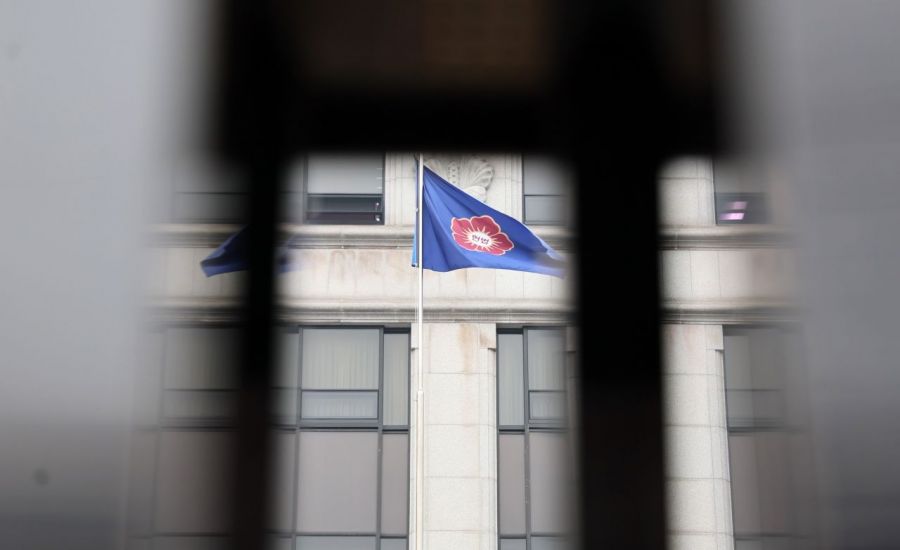 윤석열 대통령 탄핵 신판 선고가 늦어지면서 국민들의 상대 지지층 간의 대립이 극심해지고 있다. 21일 서울 종로구 헌법재판소 깃발이 바람에 휘날리고 있다. 윤동주 기자