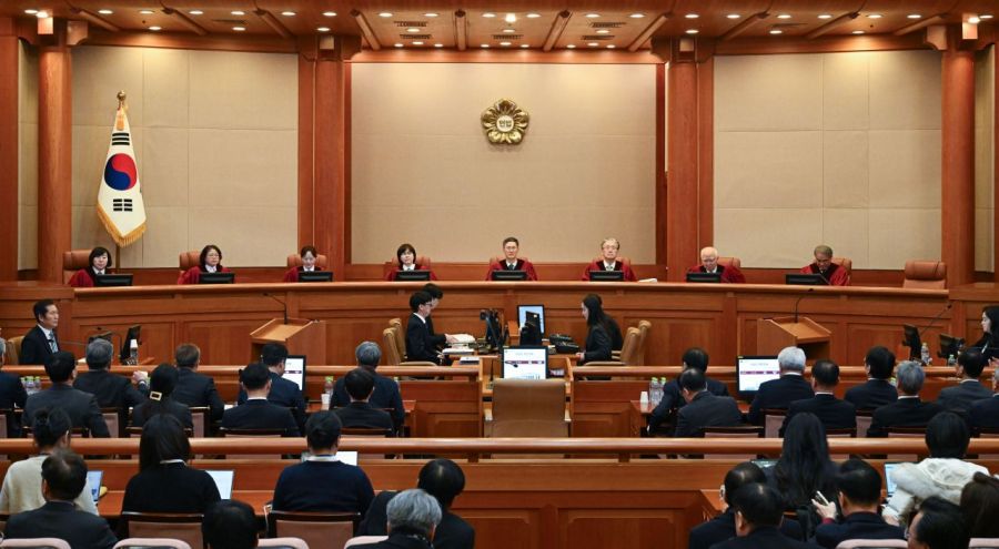 문형배 헌법재판소장 직무대행을 비롯한 헌법재판관들이 지난달 25일 서울 종로구 헌법재판소 대심판정에서 열린 윤석열 대통령 탄핵심판 최종 변론에 입장해 재판을 기다리고 있다. 사진공동취재단