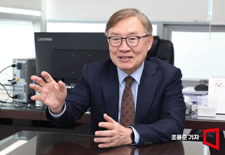 최재형 전 감사원장이 서울 서초구 사무실에서 아시아경제와 인터뷰 하고 있다. 조용준 기자