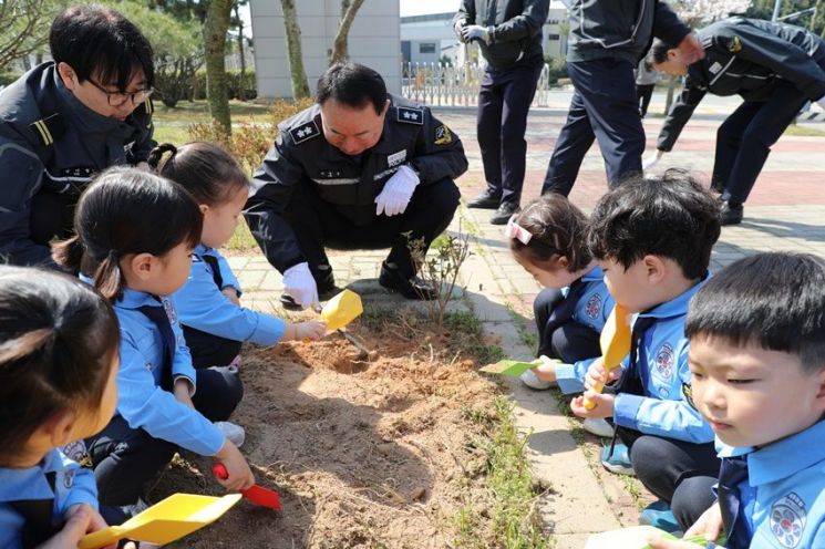 서해해경청, 해양 안전 기원 나무 심기 
