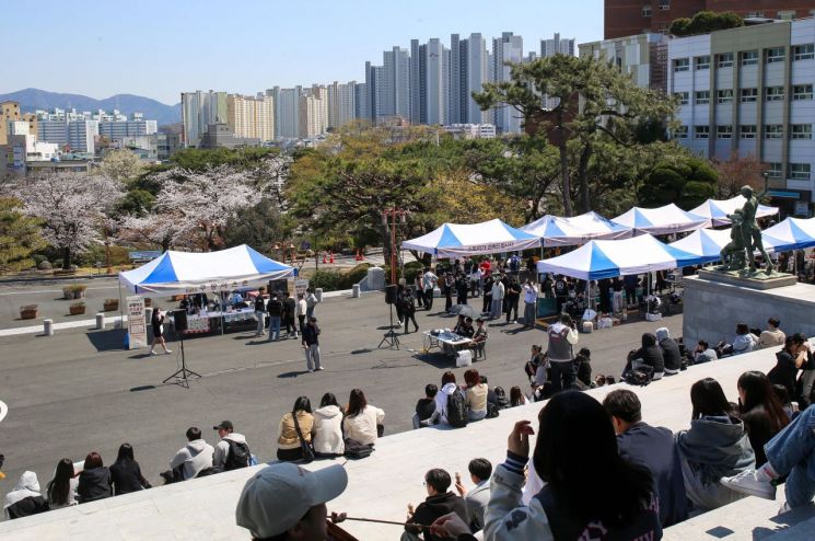 "낭만과 추억 선사" … 경남대 총학생회, ‘2025 벚꽃 축제’ 개최