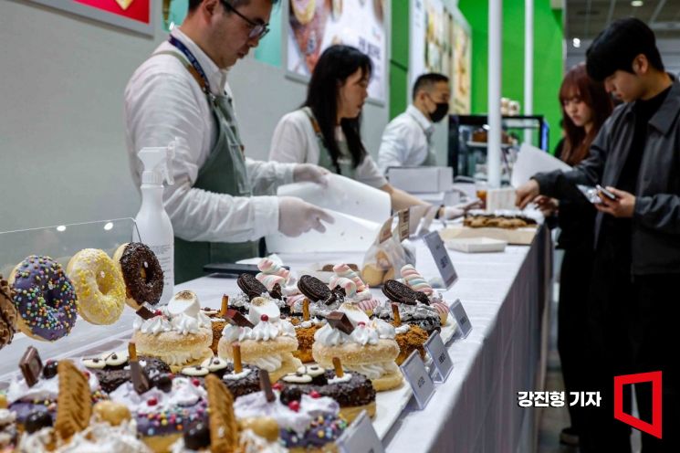 [포토] 커피와 어울리는 디저트 한가득