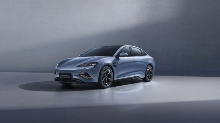 중국 전기차 기업 비야디(BYD)의 중형 세단급 라인인 '실(SEAL)' 모습. BYD