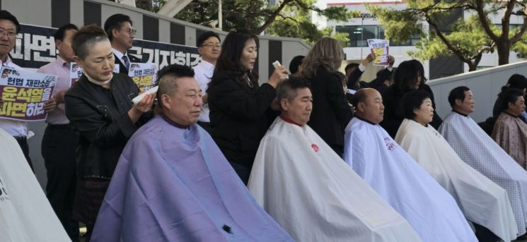 “尹 파면”…민주당 해남·완도·진도 지역위 21명 '삭발'