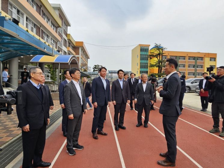 "기후 위기, 기업이 나서야"…한화·코오롱·대한상의 '친환경 교육' 위해 뭉쳤다