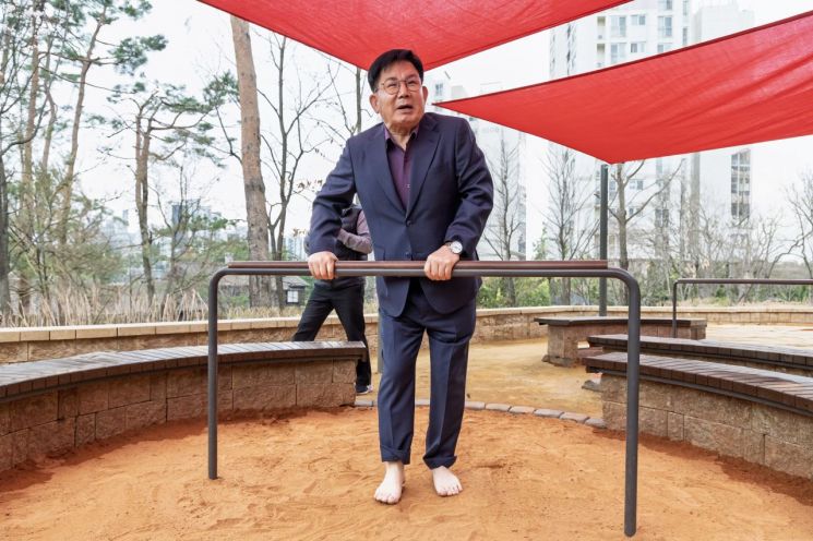 박강수 마포구청장 부엉이근린공원 맨발 황톳길 개장식 참석 