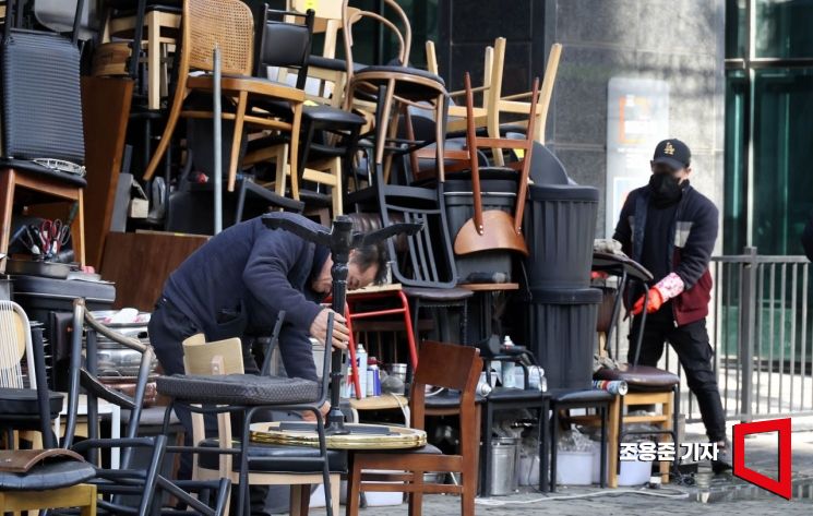 자영업자들의 아우성이 심각하다. "코로나때보다 힘들다" 며 폐업하는 가게들이 속출하고 있지만 장사를 시작하는 사람들이 없어 선순환도 안되고 있다. 닦고 조여 반듯하게 만들어도 황학동주방거리엔 창업을 위해 찾는 사람이 없어 썰렁하다.  조용준 기자
