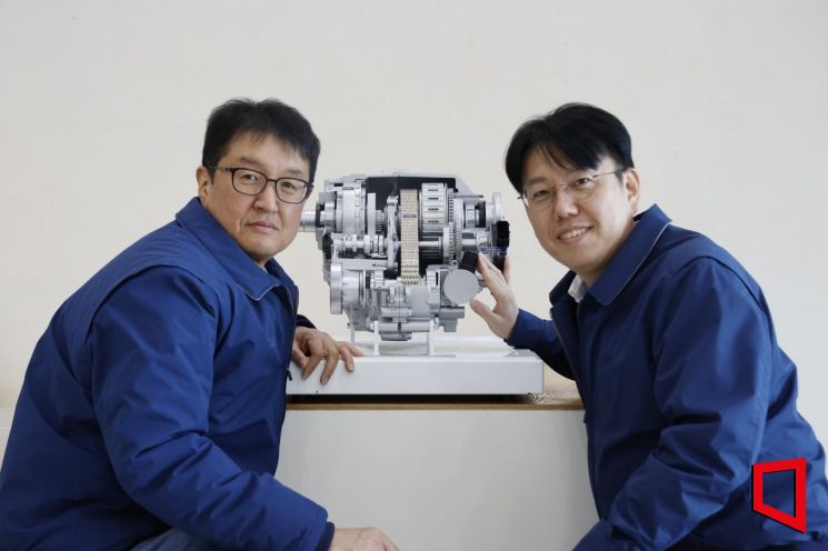 현대위아 연구원들이 3일 경기도 의왕시 현대위아 의왕연구소에서 2속 ATC와 기념 사진을 찍고 있다. 현대위아